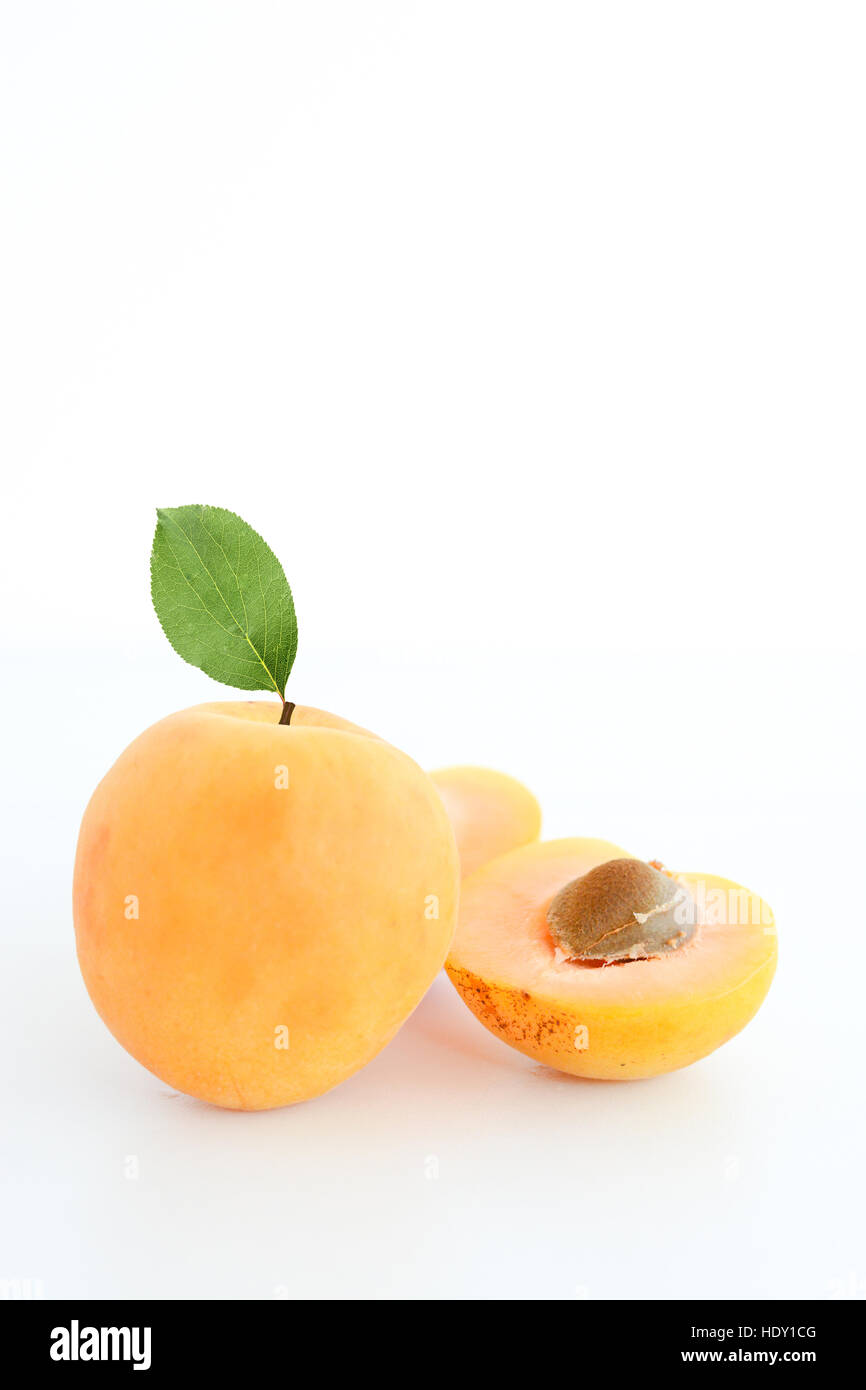 Fruit abricot isolé sur fond blanc avec feuille verte Banque D'Images