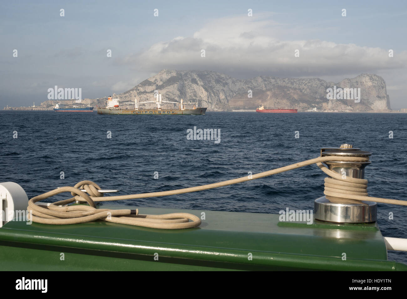 Passant le territoire britannique du Rocher de Gibraltar, dans le détroit de Gibraltar, à l'embouchure de la mer Méditerranée. Banque D'Images