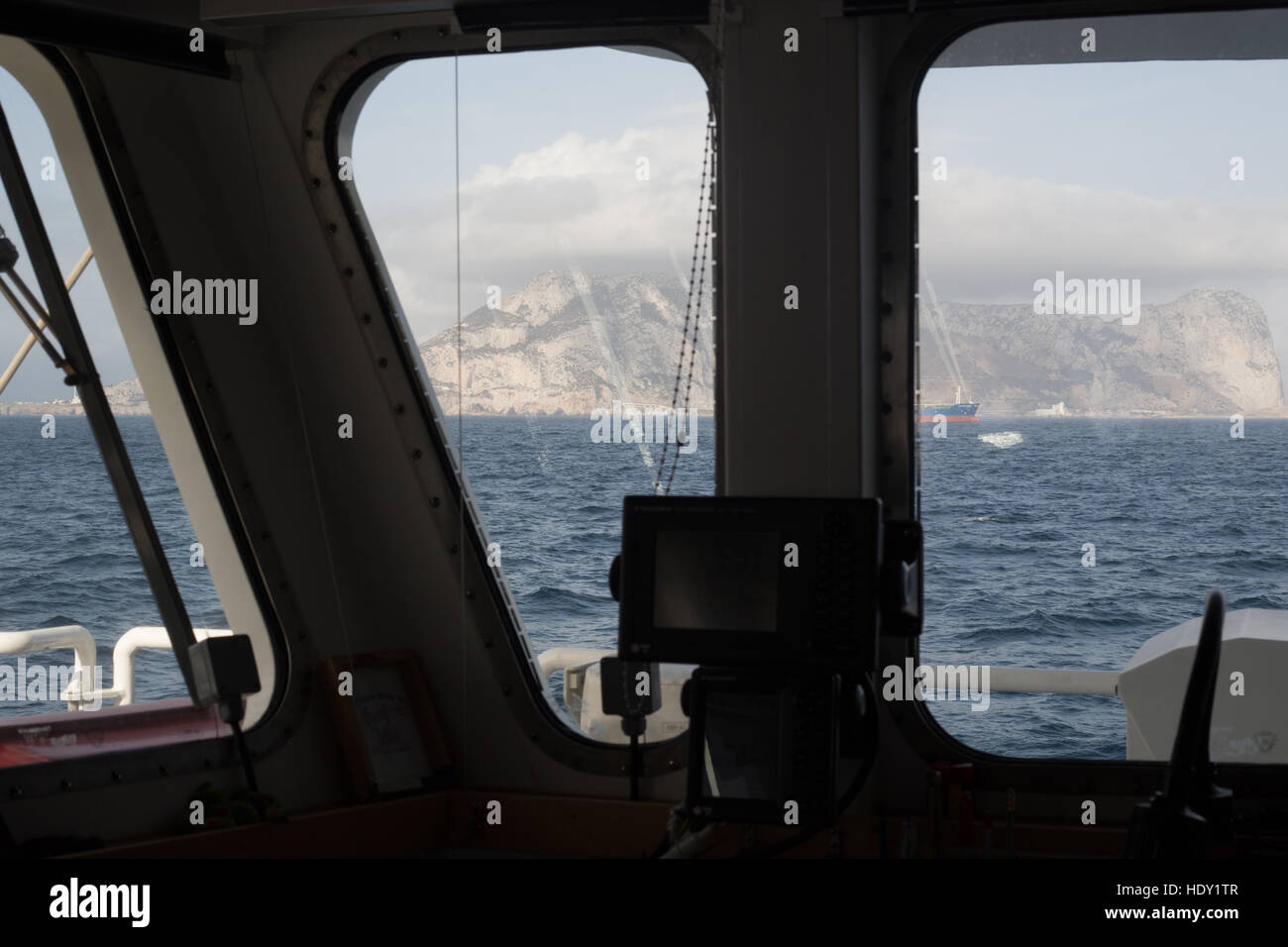 Passant le territoire britannique du Rocher de Gibraltar, dans le détroit de Gibraltar, à l'embouchure de la mer Méditerranée. Banque D'Images