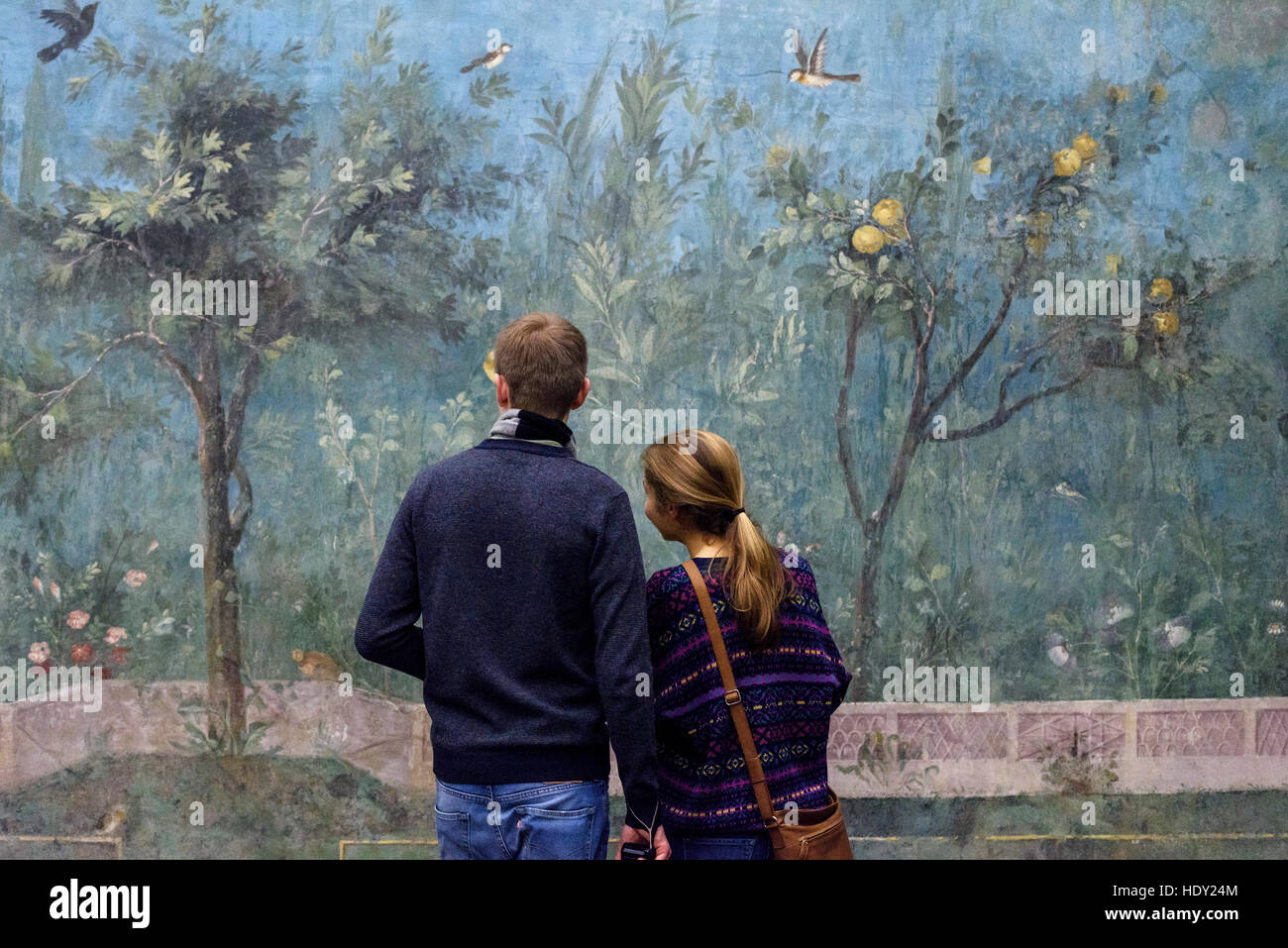 Rome. L'Italie. Les visiteurs qui cherchent à le 'jardin' peint les fresques de la Villa Livia, 1er siècle après JC, Museo Nazionale Romano. Banque D'Images