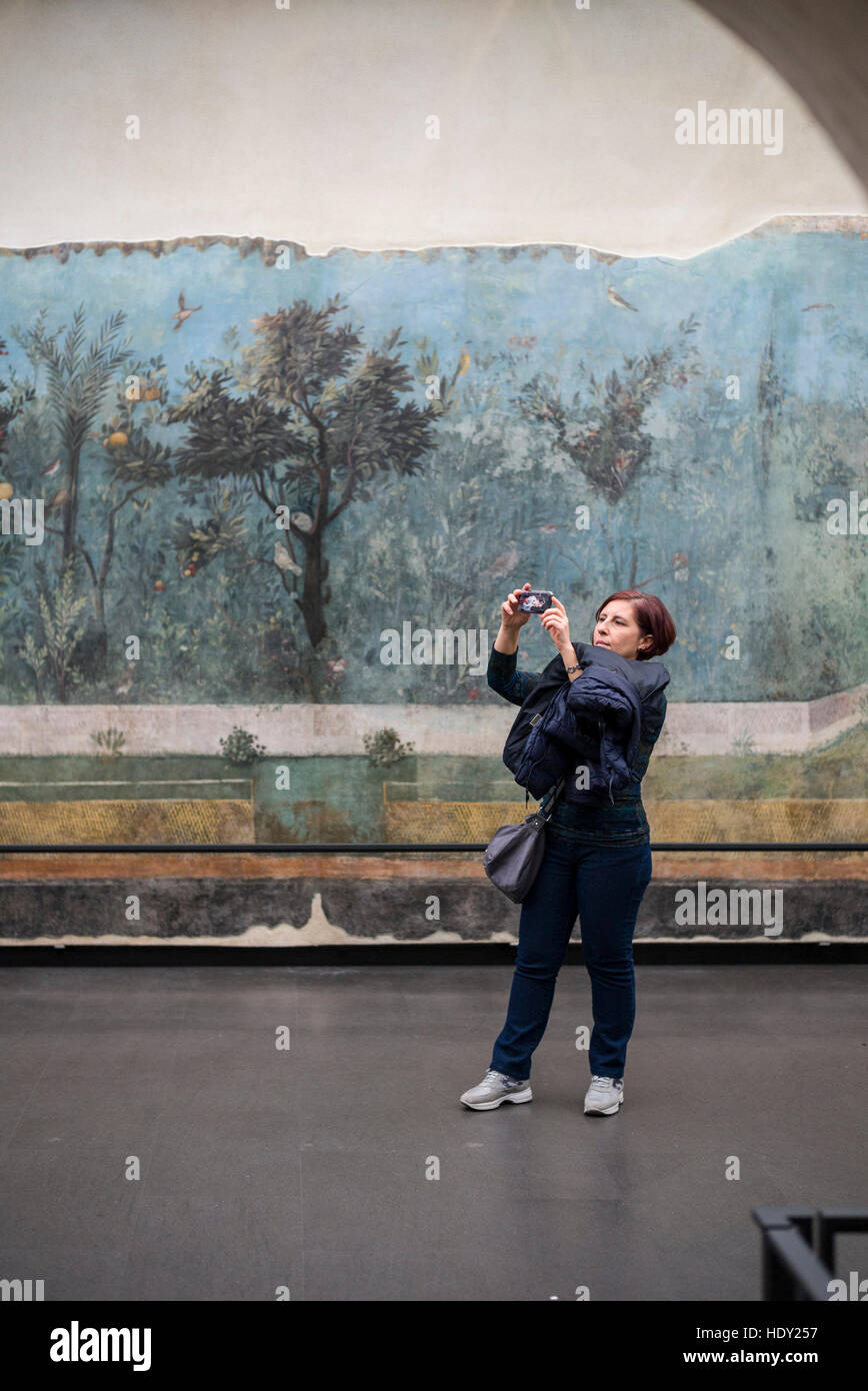 Rome. L'Italie. Visiteur de prendre photo de l 'jardin' peint les fresques de la Villa Livia, le Palazzo Massimo, Museo Nazionale Romano. Banque D'Images