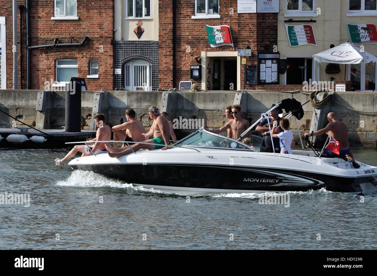 Le bateau à moteur fait son chemin passé Poole Quay, Dorset Banque D'Images