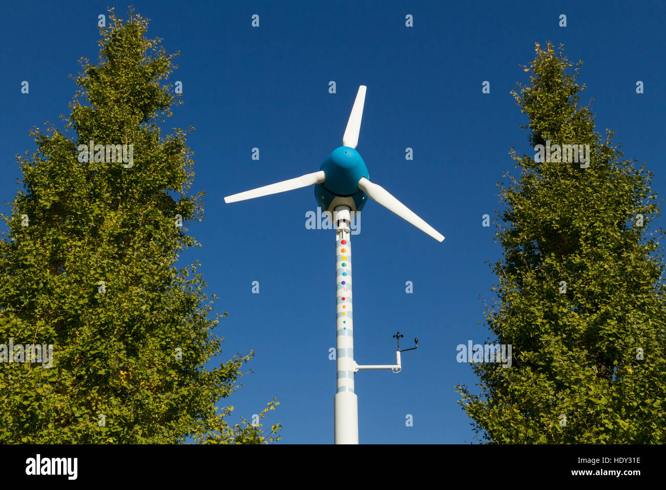 Une petite éolienne dans la rue à Odaiba, Tokyo, Japon Banque D'Images