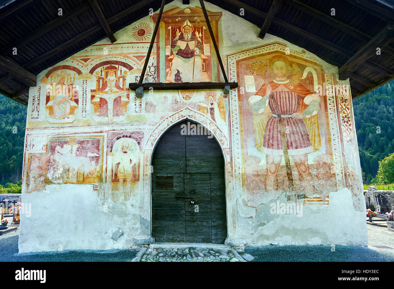 Peintures murales religieuses par Baschenis circa 1493 ( famille) sur l'extérieur de l'église gothique de San Antonio Abate, Pelugo, Province de Trento, Italie Banque D'Images