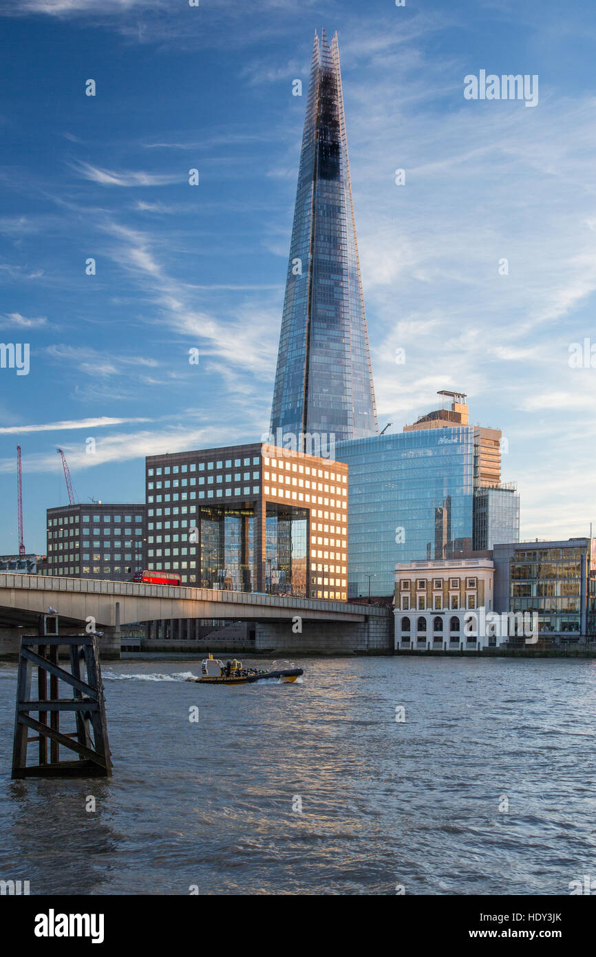 Le Shard London photographiée au coucher du soleil à partir de la partie nord de la Tamise et montrant le Pont de Londres Banque D'Images