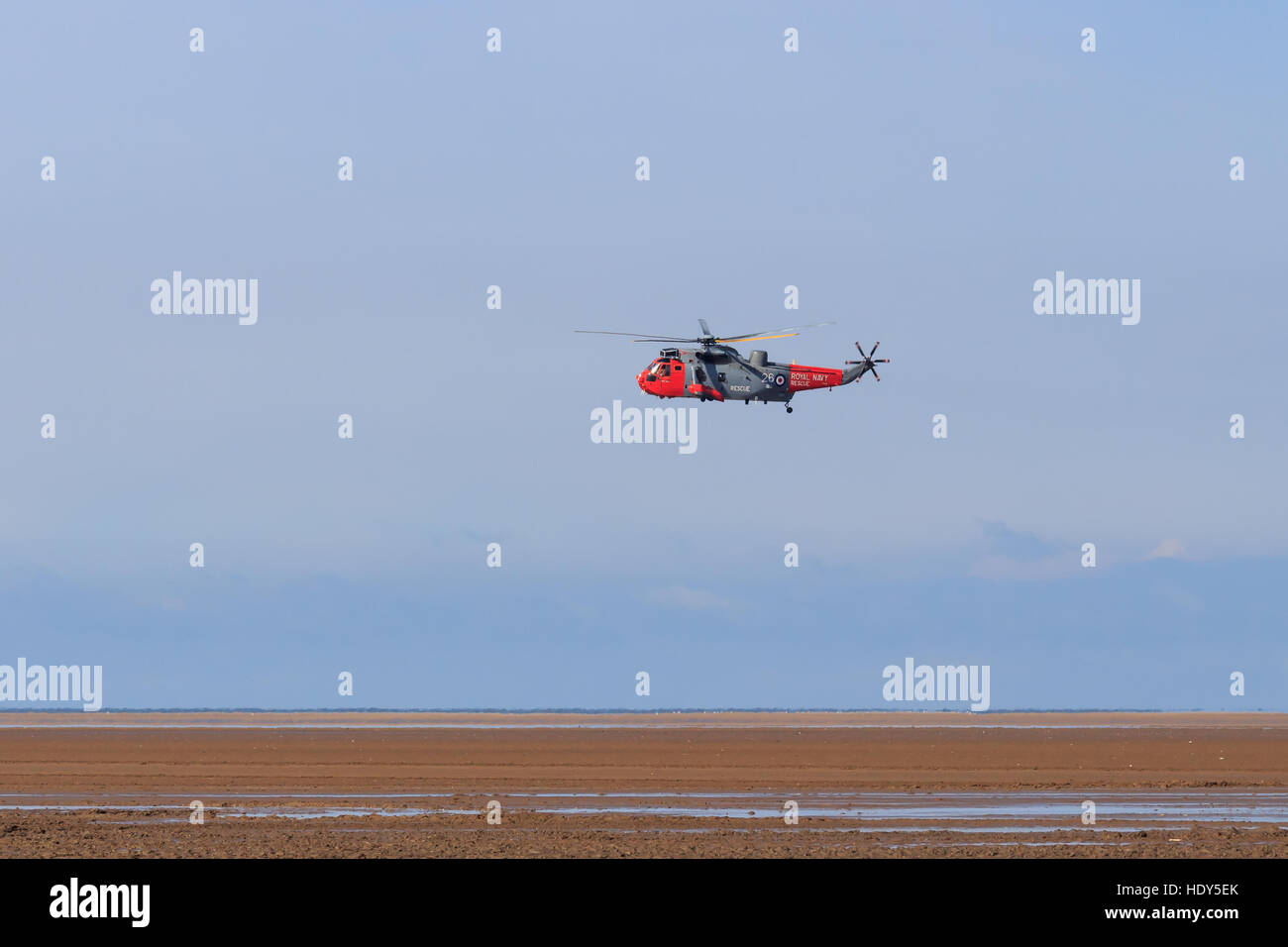 La Marine royale de l'hélicoptère de recherche et sauvetage Seaking planant prêt à effectuer une simulation de rescue à l'Airshow de Southport Banque D'Images