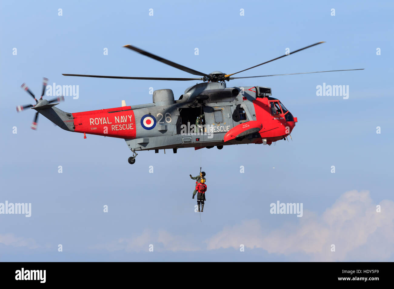 Seaking de la Marine royale de la scène de l'hélicoptère de recherche et sauvetage sauvetage simulé avec l'équipage pendant du winch Banque D'Images