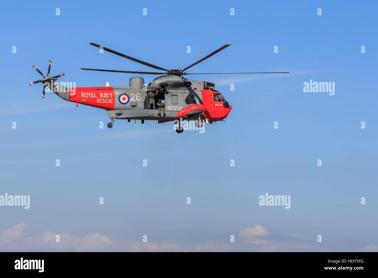 La Marine royale de l'hélicoptère de recherche et sauvetage Seaking planant prêt à effectuer une simulation de rescue à l'Airshow de Southport Banque D'Images