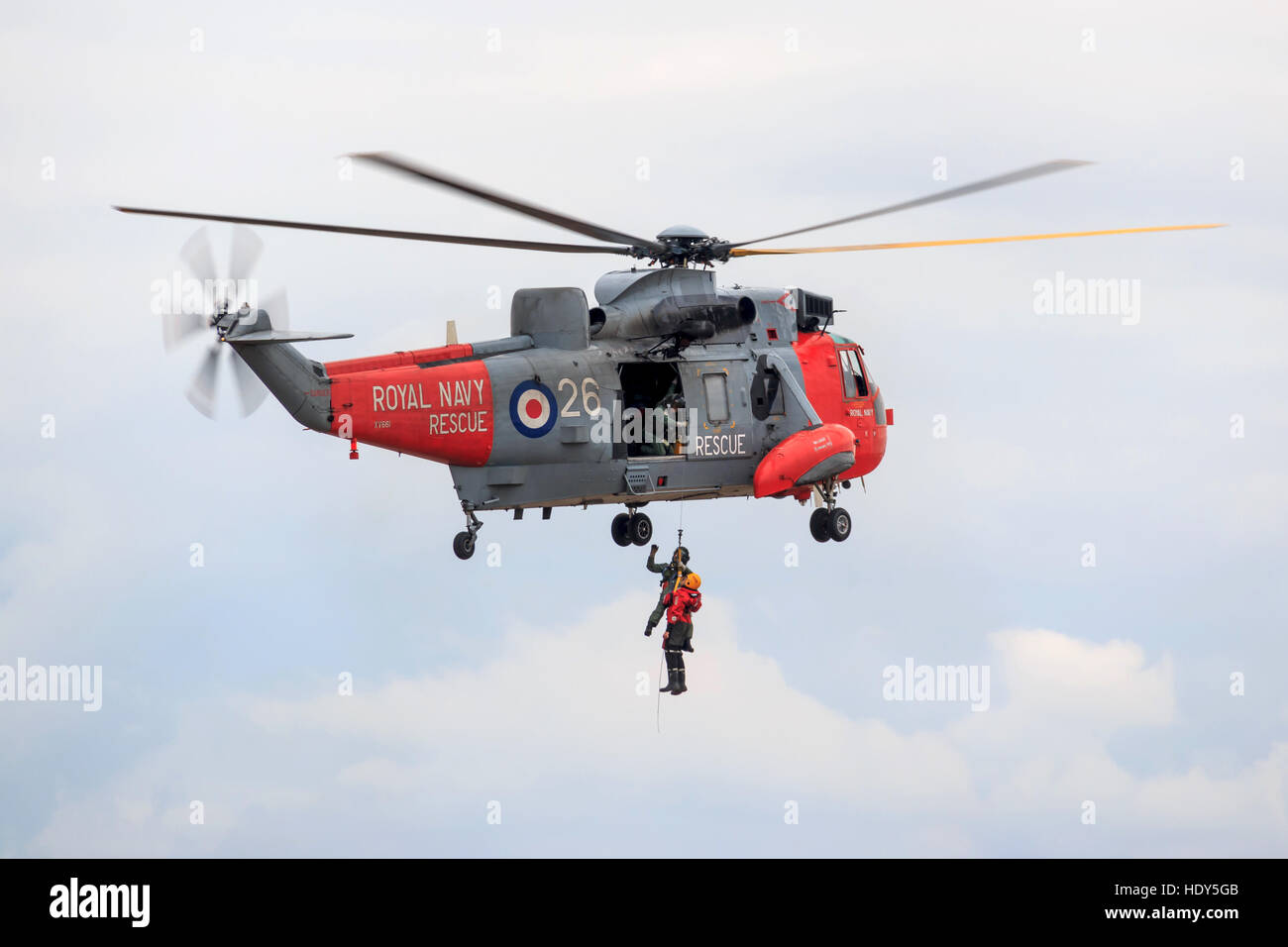 Seaking de la Marine royale de la scène de l'hélicoptère de recherche et sauvetage sauvetage simulé avec l'équipage pendant du winch Banque D'Images