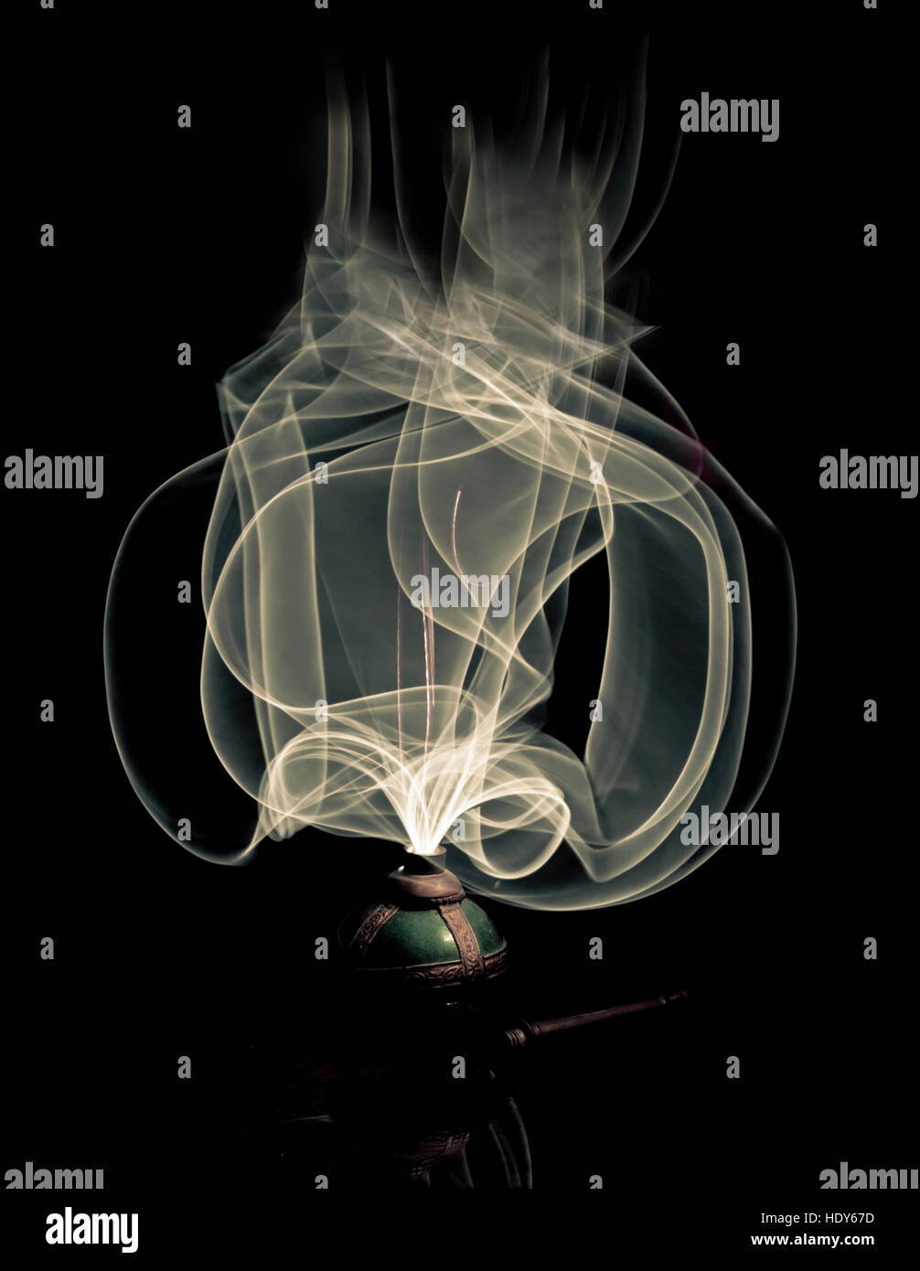 Une bouteille à la moyen-orientale, avec l'apparence de fumée et à peine visible du visage, d'un "Genie" qui sortent de la bouteille, lampe Banque D'Images