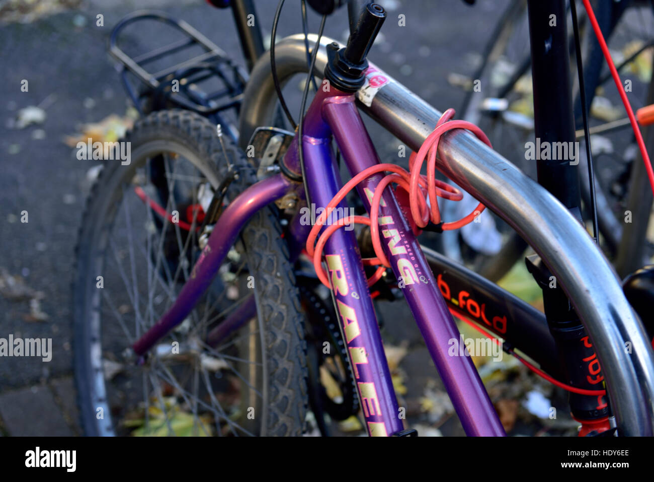 Les vélos verrouillés ensemble avec cabal cadenas de vélo, UK Banque D'Images