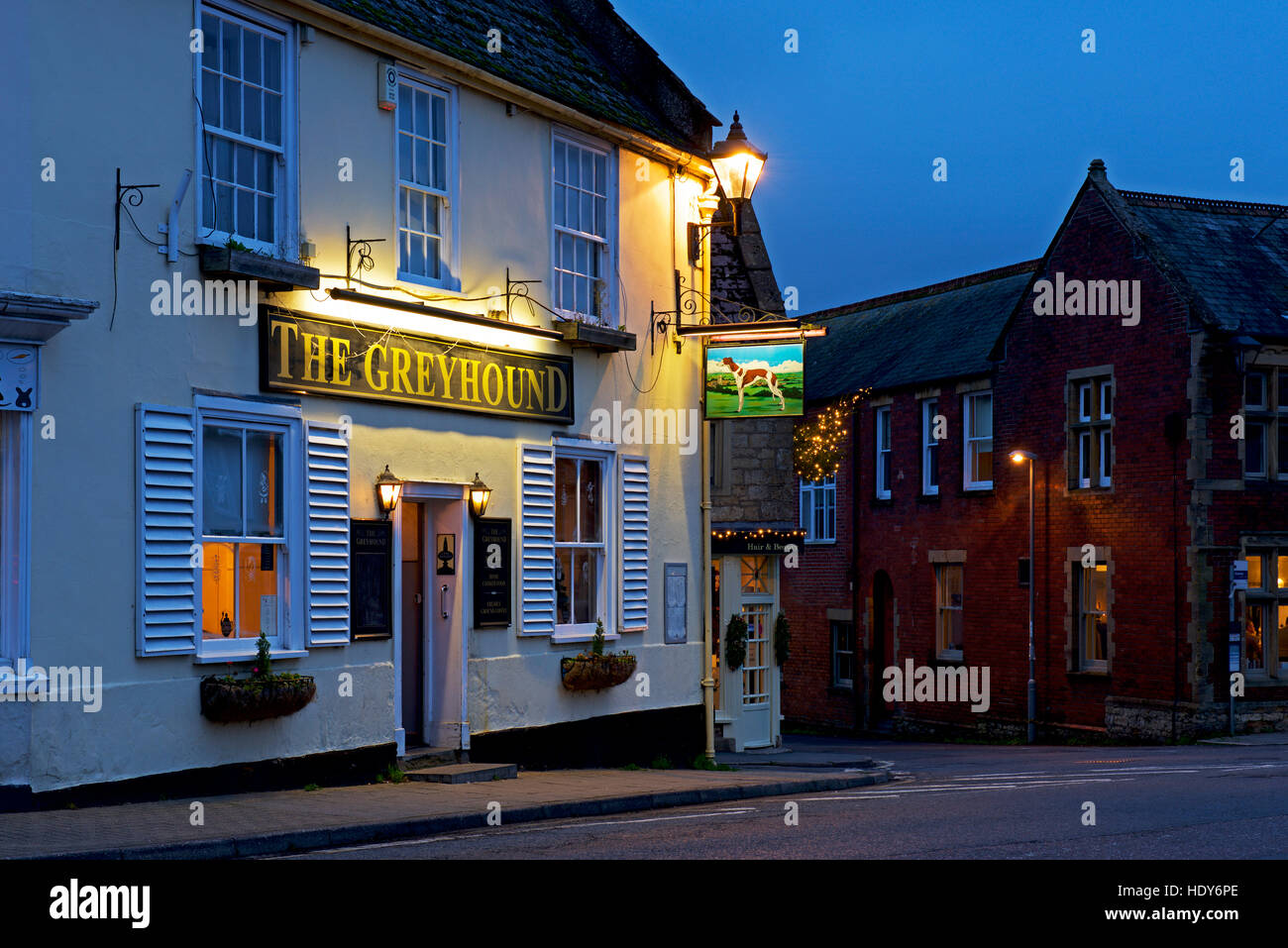 Le Greyhound pub dans la ville de marché de Beaminster, Dorset, Angleterre, Royaume-Uni Banque D'Images