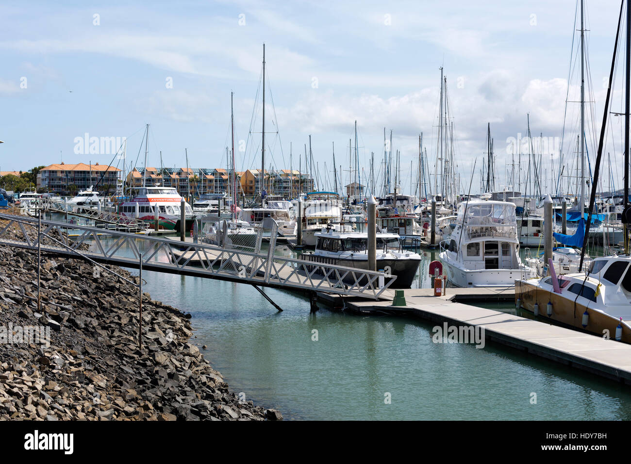 Vue sur le Great Sandy Straits Marina, situé sur l'extrémité nord de Urangan Harbour à Hervey Bay, Australie Banque D'Images
