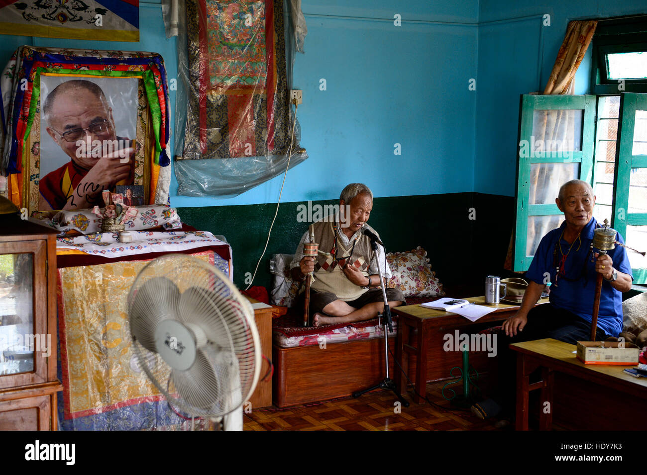 Le Népal Pokhara, camp de réfugiés tibétains, Prithvi côté droit : ancien combattant pour la liberté du Tibet Tashi Tahsi, âgé de 83 ans, groupe ethnique Khampa, il a été formé dans un camp de la CIA dans le Colorado pour lutter contre l'envahisseur chinois au Tibet à partir de la Mustang, salle de prière avec l'image du dalaï-Lama Banque D'Images