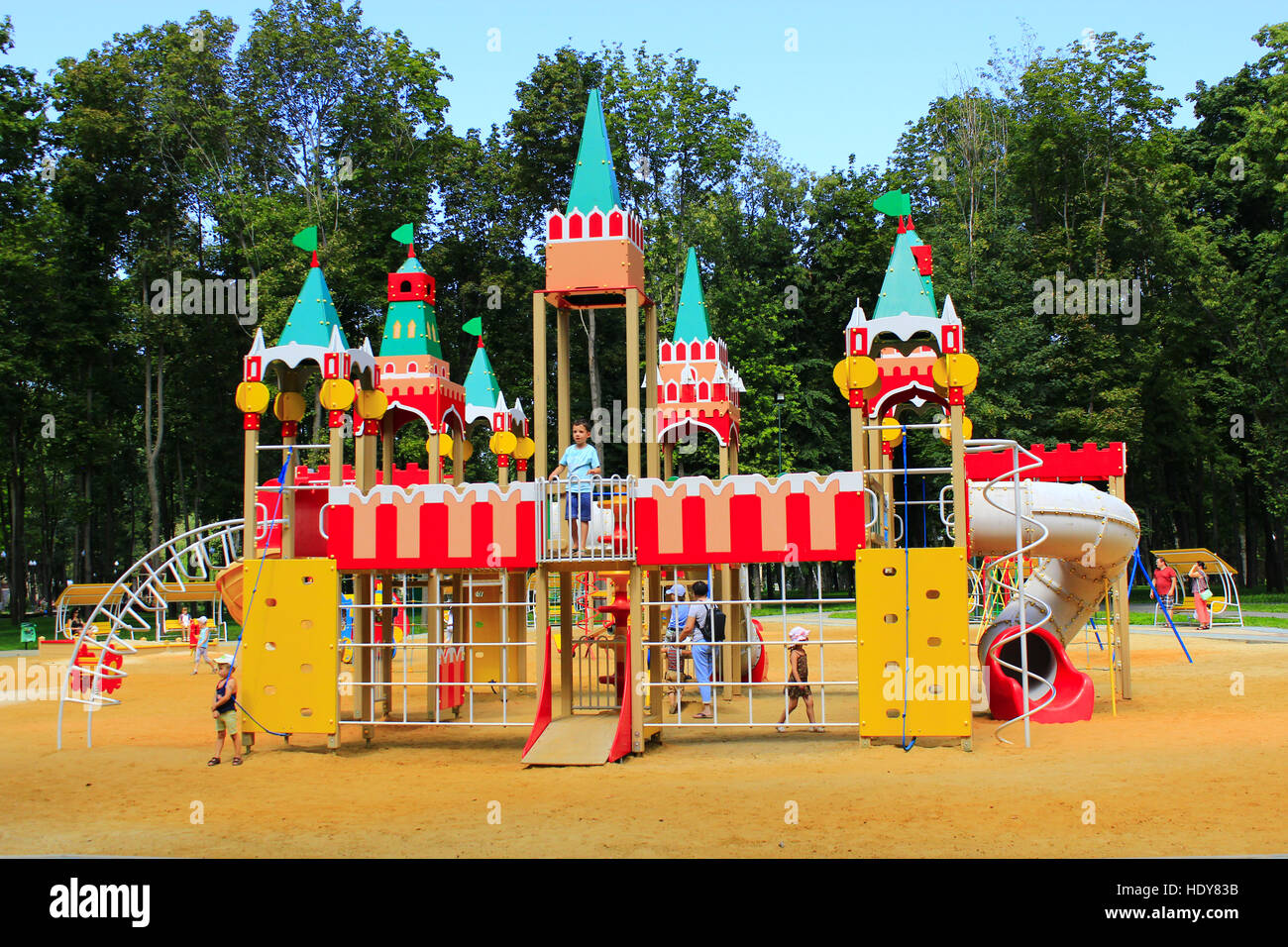 Forteresse enfantine sur l'aire de jeux dans le parc de la ville de Kharkiv Banque D'Images