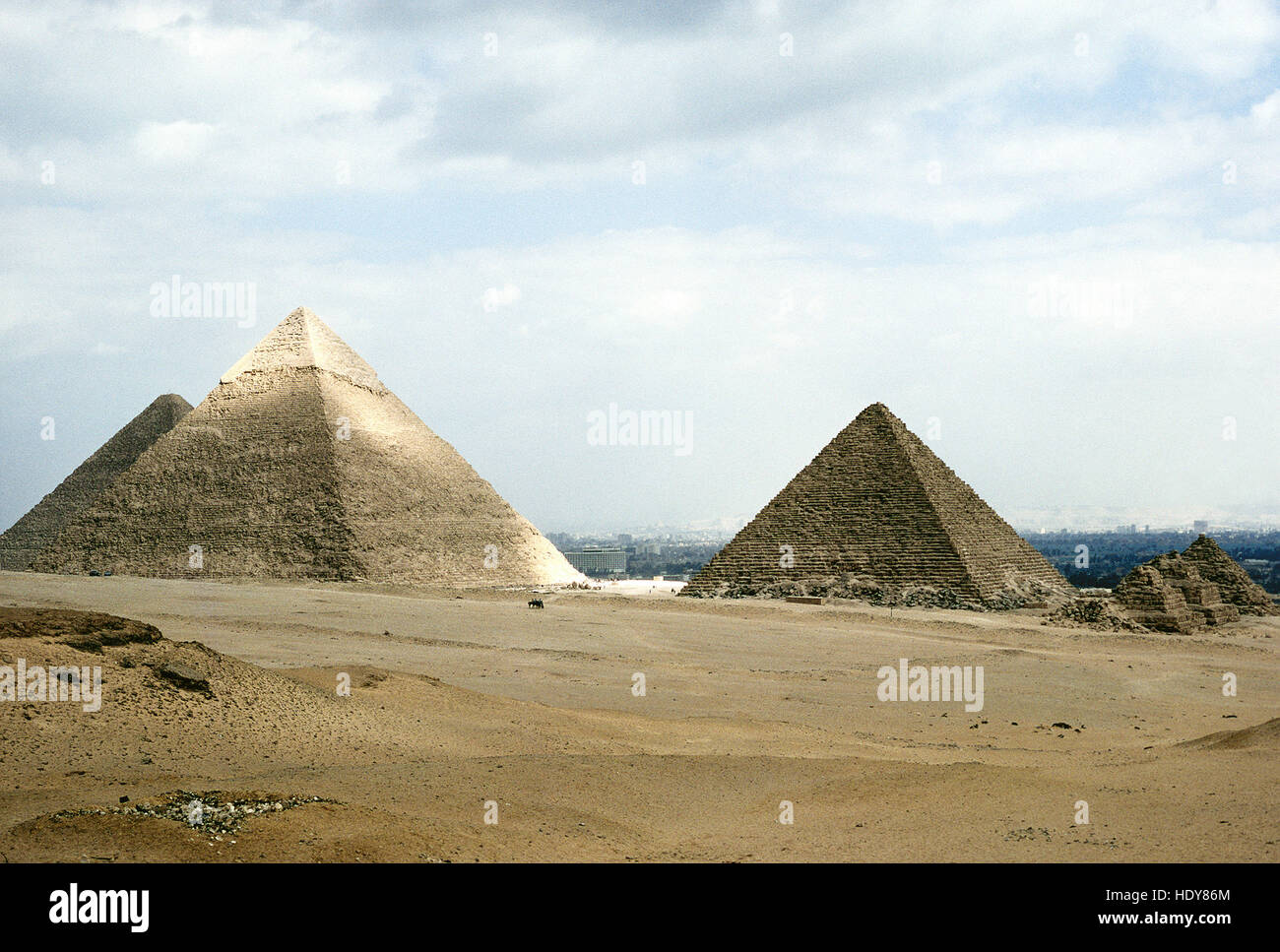 Vue sur les grandes pyramides, près du Caire, en Égypte. Banque D'Images