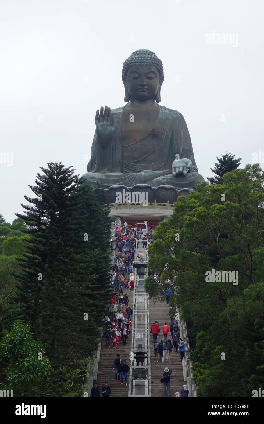Tian Tan Buddha (Grand Bouddha) est une statue de Bouddha situé à 34 mètres sur l'île de Lantau à Hong Kong. Banque D'Images