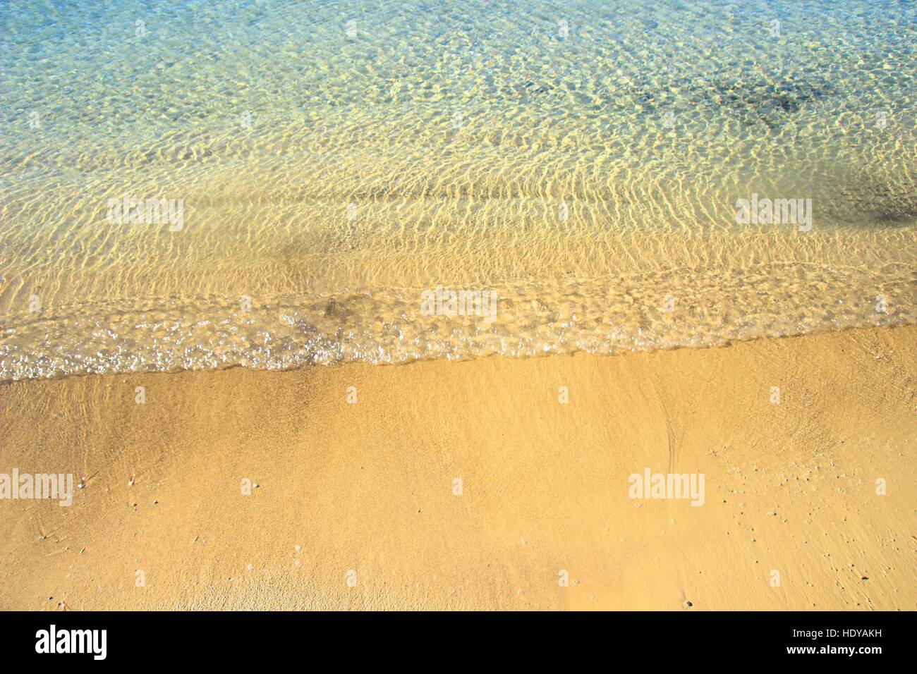 La mer sur une belle plage de sable Banque D'Images