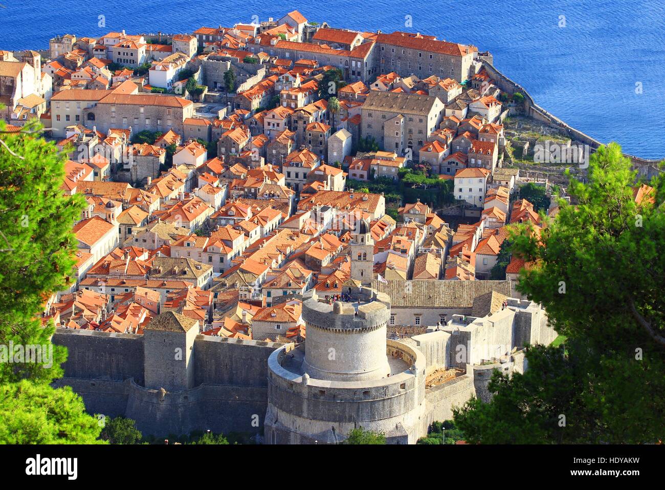 Partie de la vieille ville de Dubrovnik avec remparts et Minceta tour, Croatie Banque D'Images