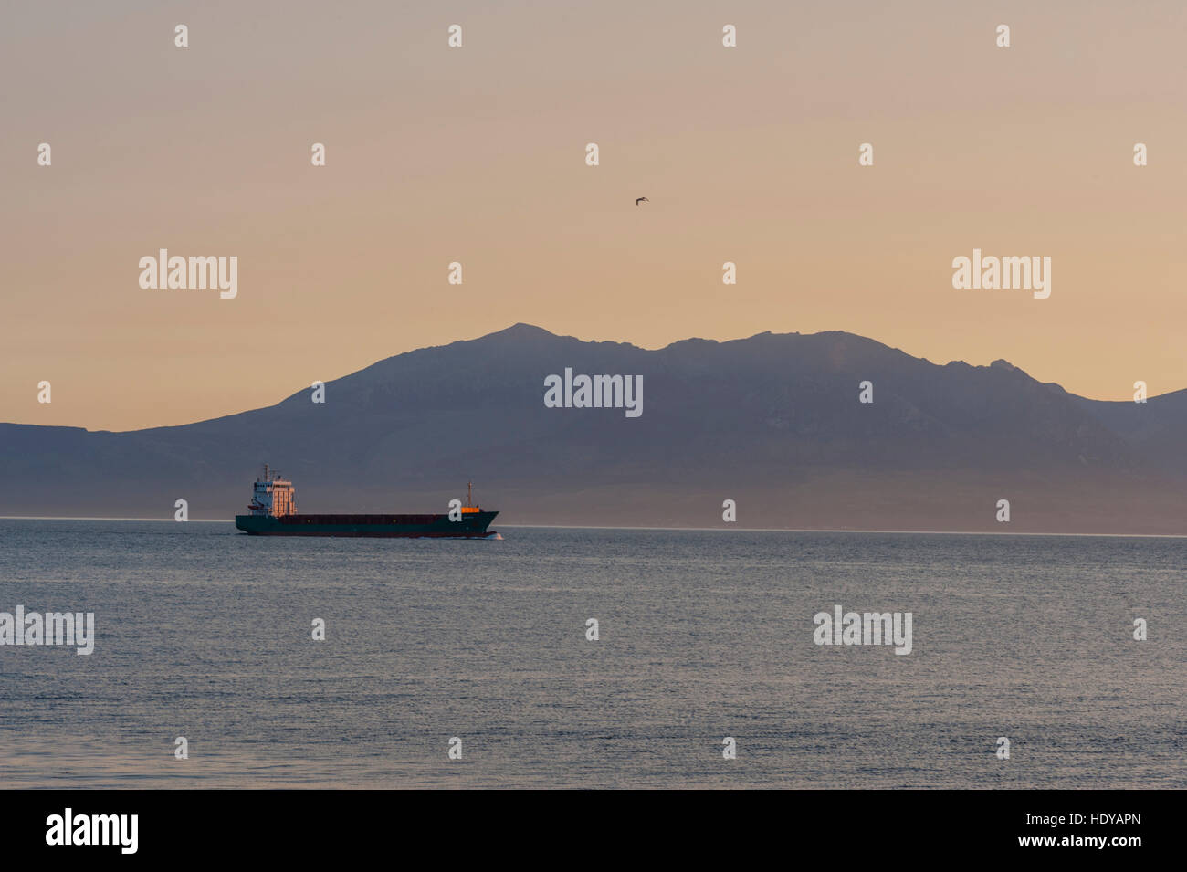 Le vraquier jusqu'à Clyde au coucher du soleil avec les collines d'Arran derrière Banque D'Images