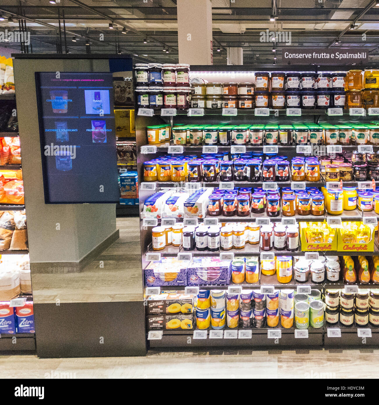 Coop Italia, la plus grande chaîne de supermarchés, a collaboré avec  Accenture pour réinventer l'expérience client en boutique Photo Stock -  Alamy