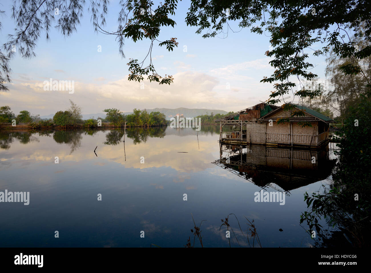 Le tourisme local à bateaux sur une rivière de Songkhla Banque D'Images