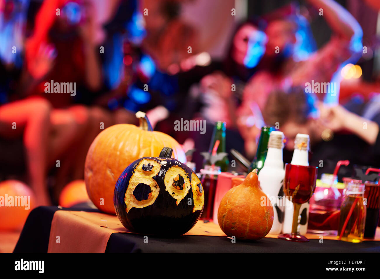 Table avec de nombreuses décorations d'halloween Banque D'Images
