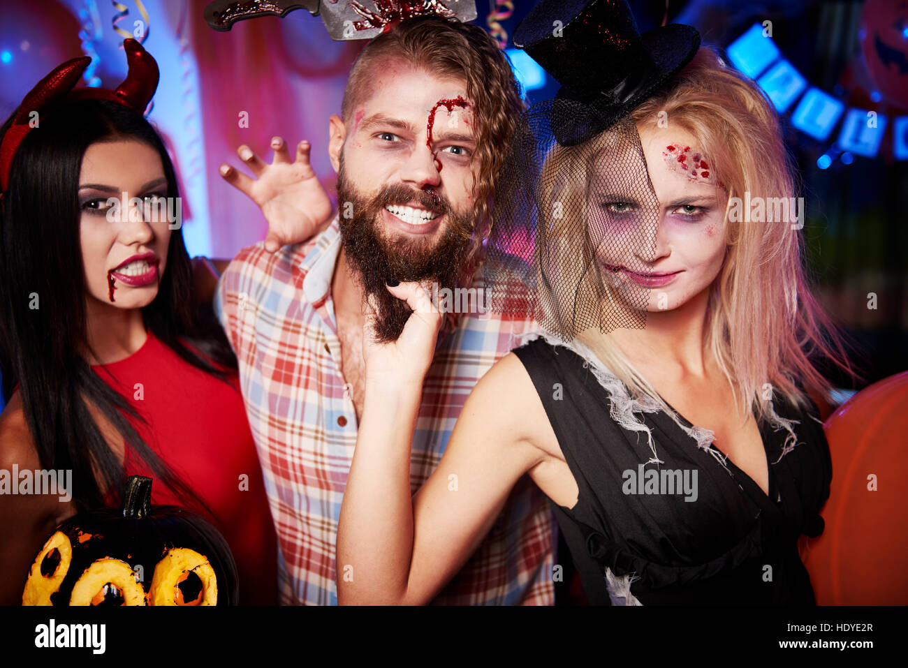 Dames à la creepy Halloween party Banque D'Images