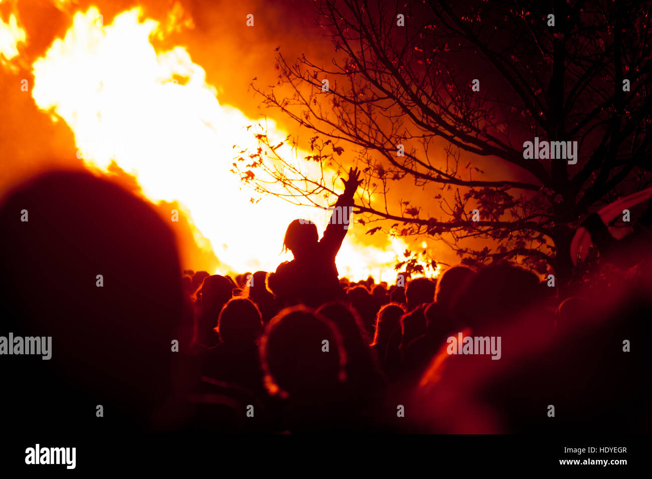 Des foules de gens se rassemblent pour un feu de nuit dans la région de Rye, East Sussex, UK Banque D'Images