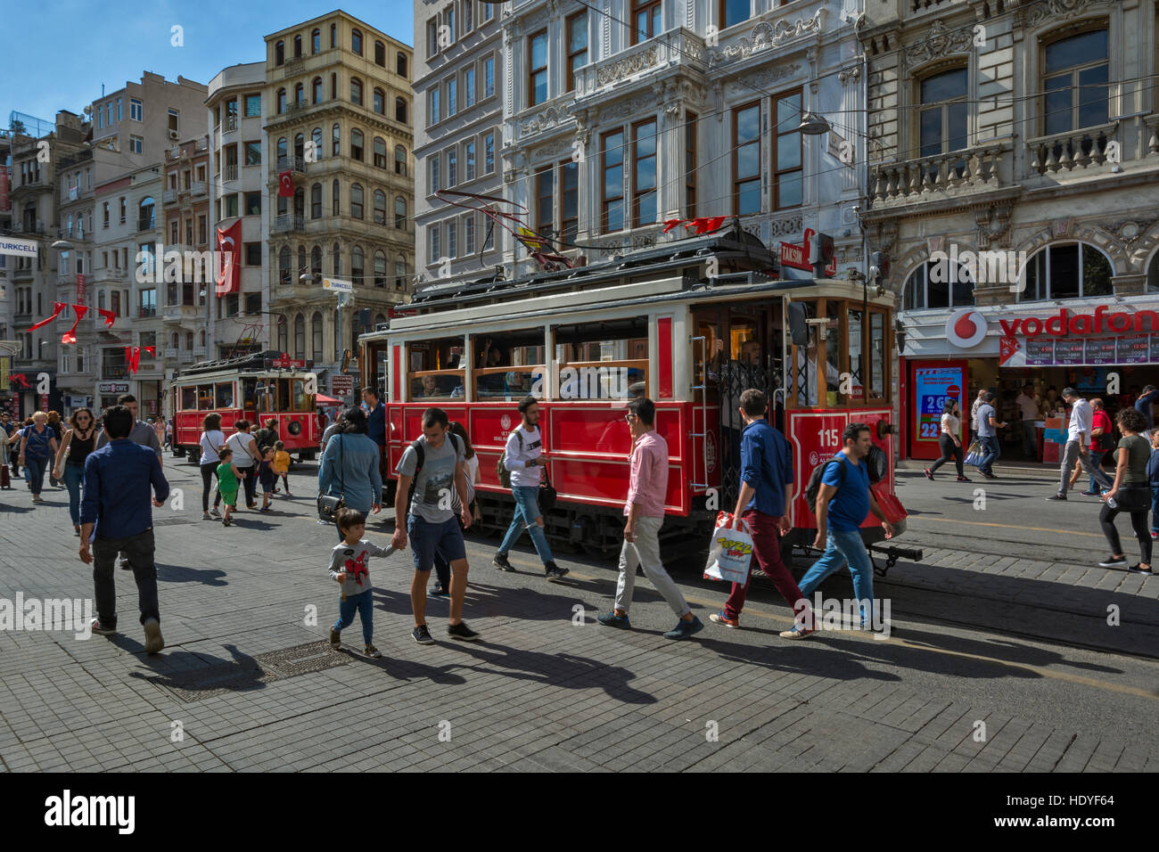 Rouge historique tramway sur la rue Istiklal,Istanbul,Turquie,Beyoglu Banque D'Images