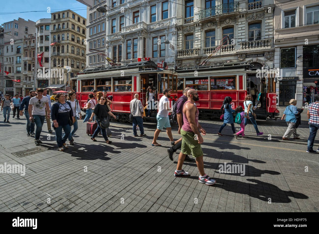 Rouge historique tramway sur la rue Istiklal,Istanbul,Turquie,Beyoglu Banque D'Images