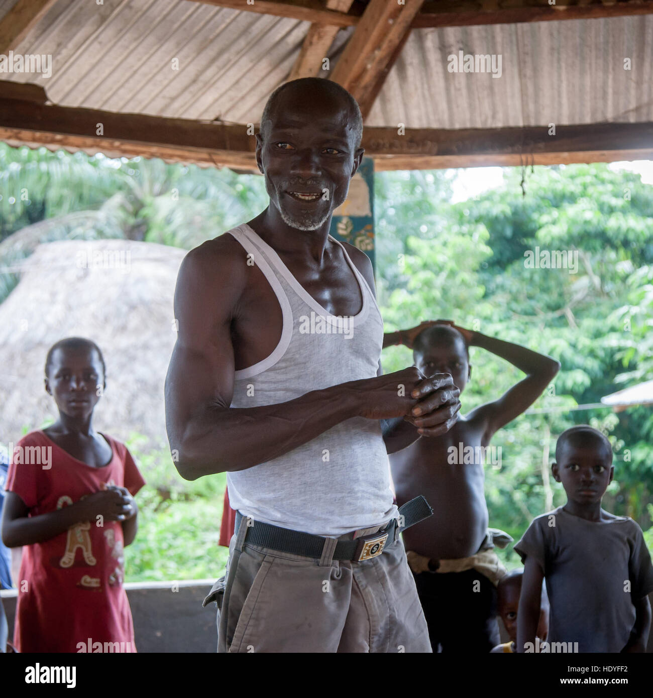 Chef de village lors de la réunion de la mairie en Sierra Leone Banque D'Images