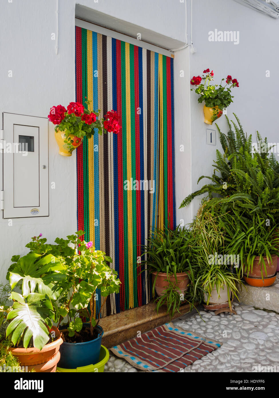 Porte avec un rideau de perles à Frigiliana, Malaga, Andalousie, Espagne  Photo Stock - Alamy