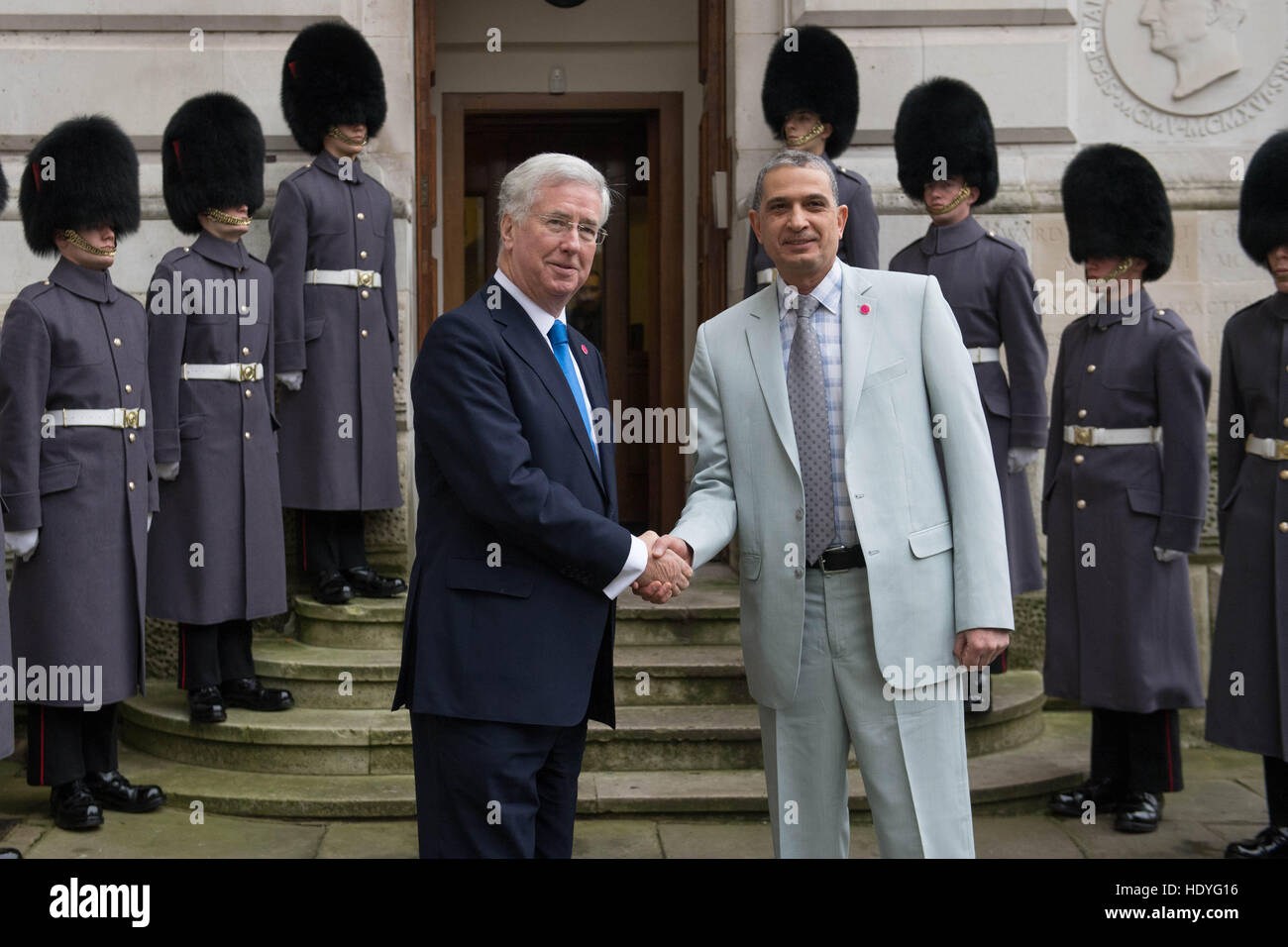 Le Secrétaire à la défense, Sir Michael Fallon (à gauche) accueille l'Général Othman Al-Ghanim en dehors de l'Office des étrangers avant d'un sommet à Londres avec les ministres de la défense de la coalition des pays qui se battent, est également connu comme Daesh, en Iraq et en Syrie. Banque D'Images