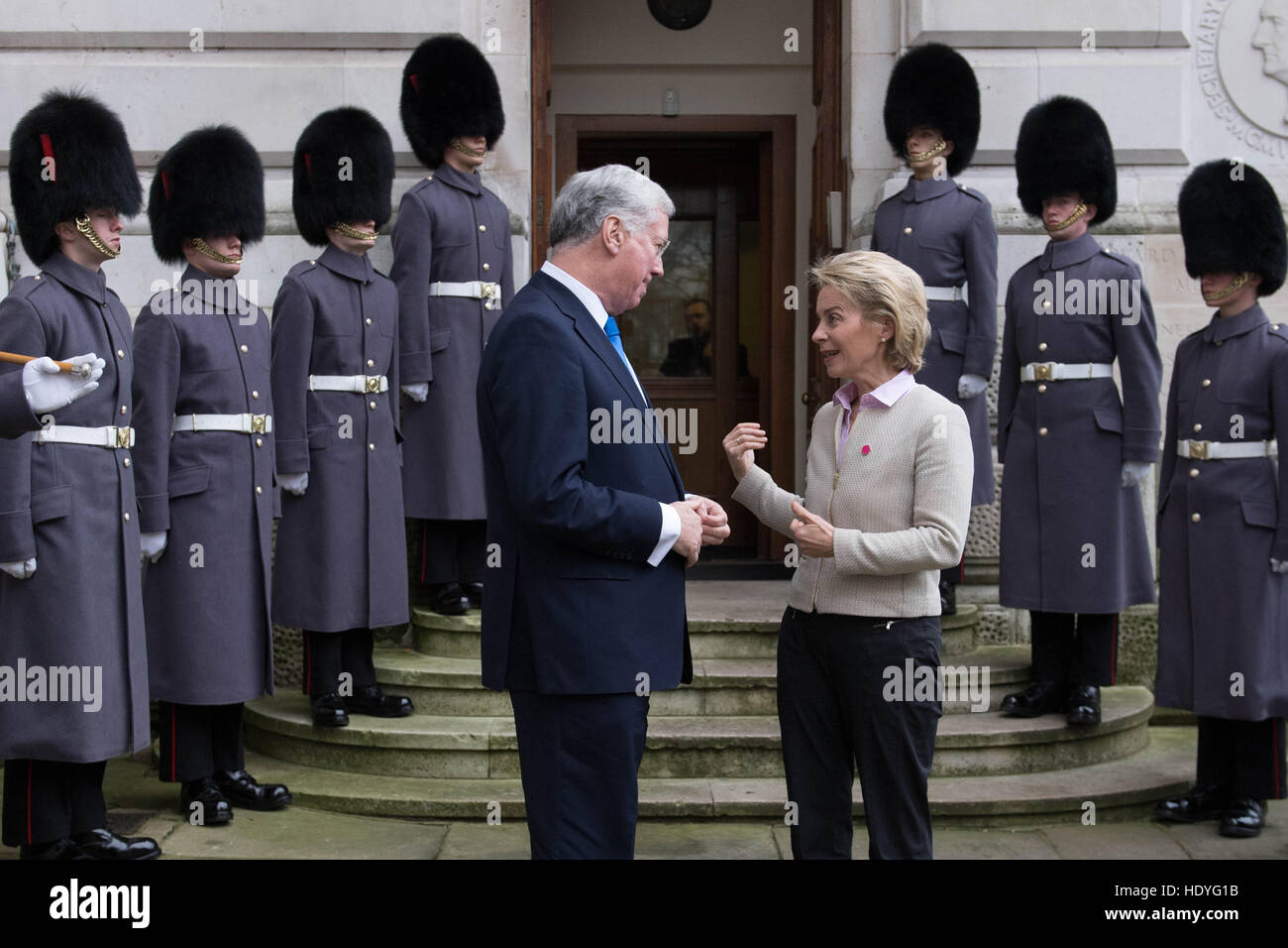 Le Secrétaire à la défense, Sir Michael Fallon (gauche) de l'Allemagne accueille le ministre de la défense, Ursula von der Leyen à l'extérieur de l'Office des étrangers avant d'un sommet à Londres avec les ministres de la défense de la coalition des pays qui se battent, est également connu comme Daesh, en Iraq et en Syrie. Banque D'Images