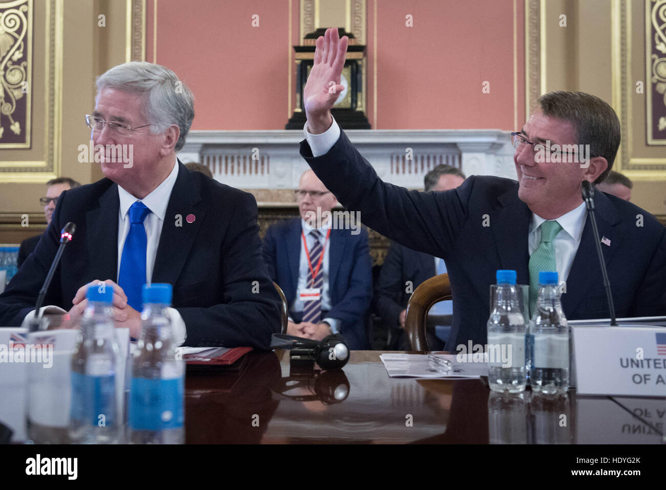 Le Secrétaire à la défense, Sir Michael Fallon (à gauche) et le secrétaire américain de la Défense Carter Cendres lors d'un sommet à Londres avec les ministres de la défense de la coalition des pays qui se battent, est également connu comme Daesh, en Iraq et en Syrie, au Foreign Office à Londres. Banque D'Images