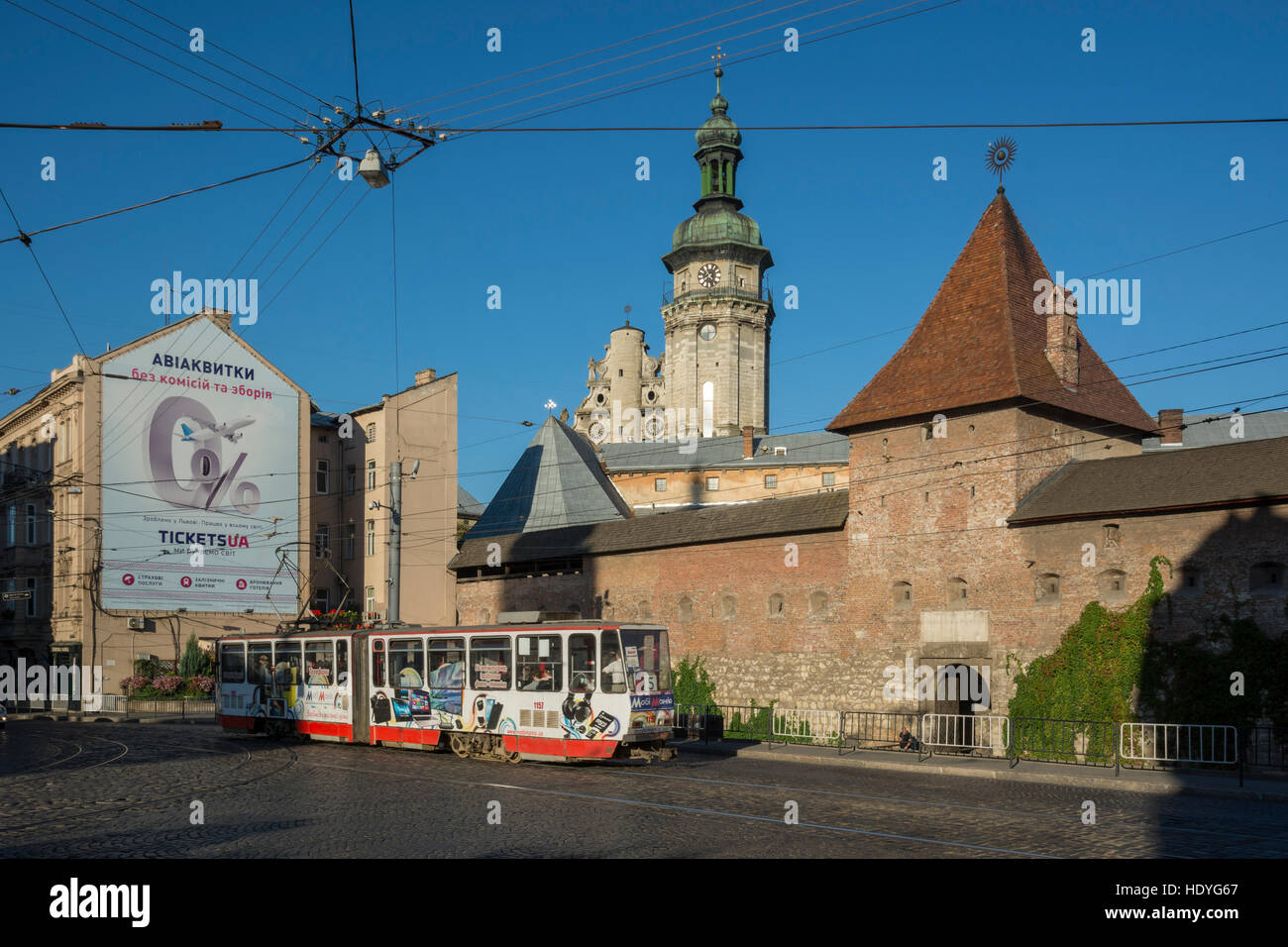 Bernardine Cathédrale avec mur de la ville situé dans la vieille ville de Lviv, Ukraine Banque D'Images