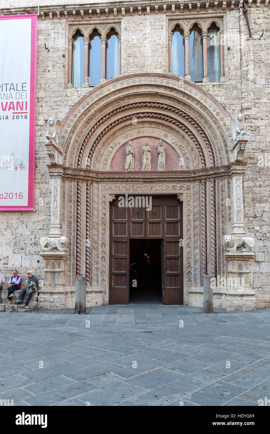 Portail dans le Palazzo dei Priori, la Piazza del Comune à Pérouse, Ombrie, Italie. Banque D'Images