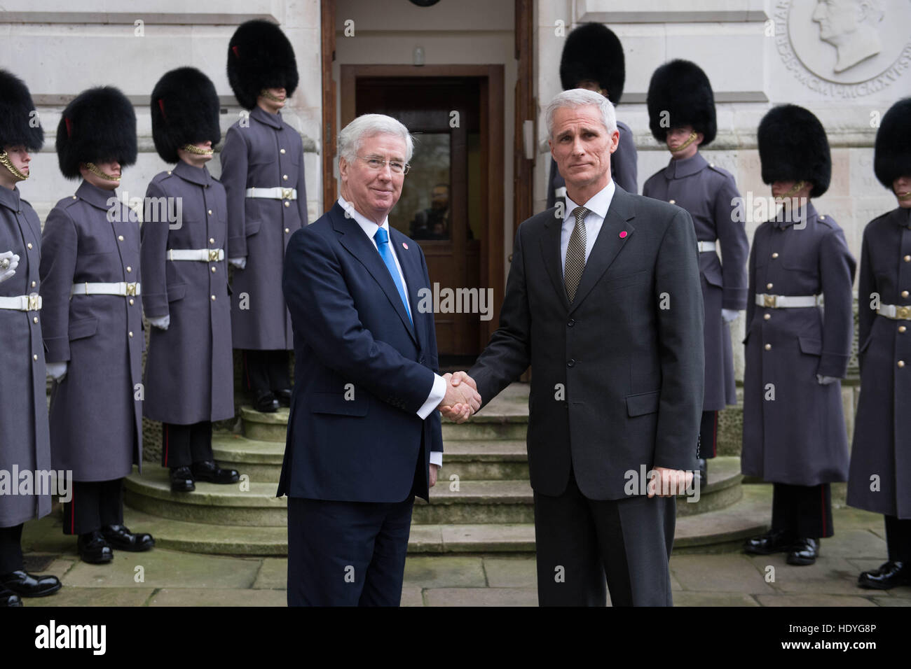 Le Secrétaire à la défense, Sir Michael Fallon (à gauche) accueille Pays-bas' Major General Richard Oppelaar en dehors de l'Office des étrangers avant d'un sommet à Londres avec les ministres de la défense de la coalition des pays qui se battent, est également connu comme Daesh, en Iraq et en Syrie. Banque D'Images