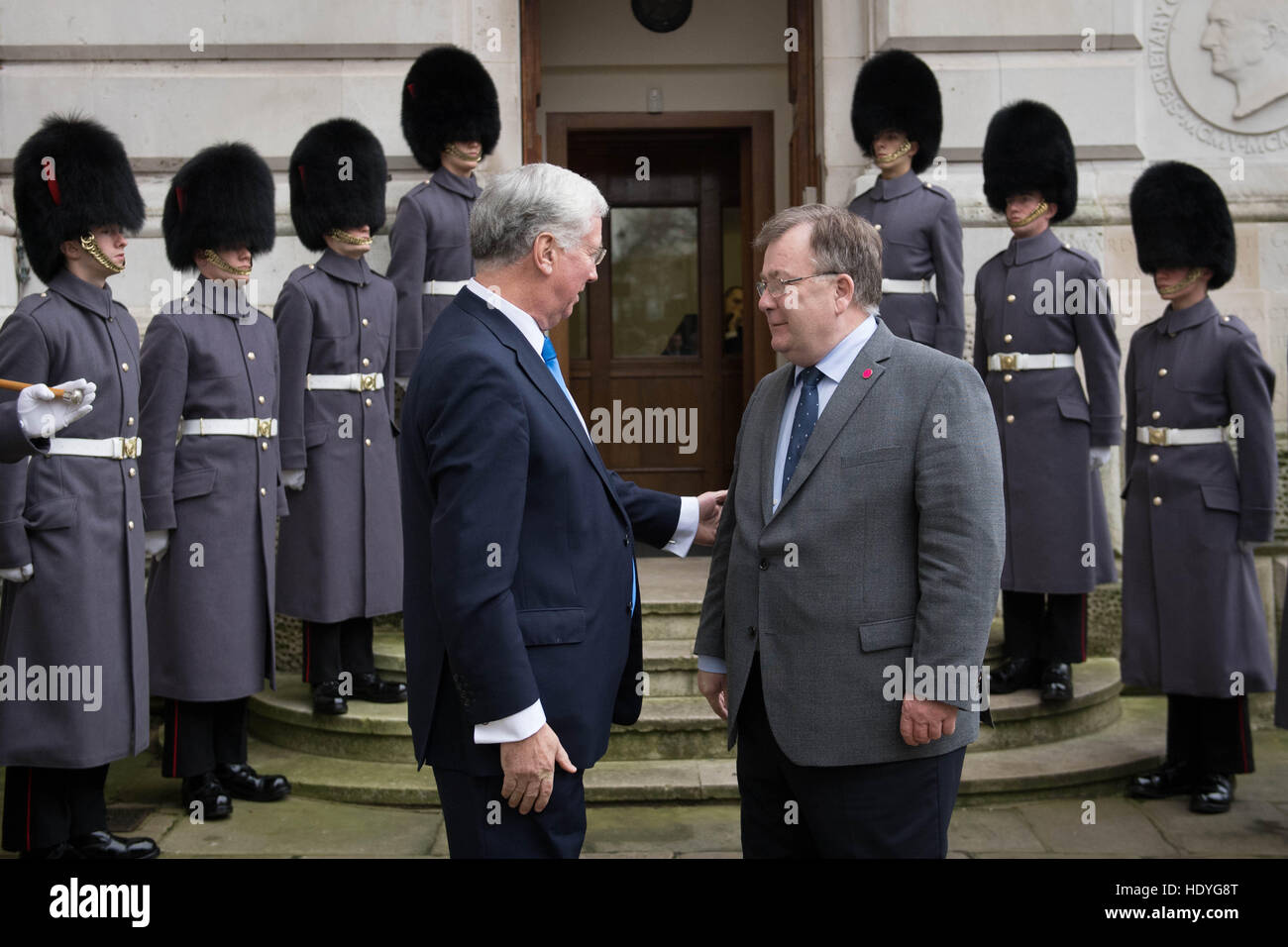 Le Secrétaire à la défense, Sir Michael Fallon (à gauche) accueille le ministre danois des Finances Claus Hjort Frederiksen à l'extérieur de l'Office des étrangers avant d'un sommet à Londres avec les ministres de la défense de la coalition des pays qui se battent, est également connu comme Daesh, en Iraq et en Syrie. Banque D'Images