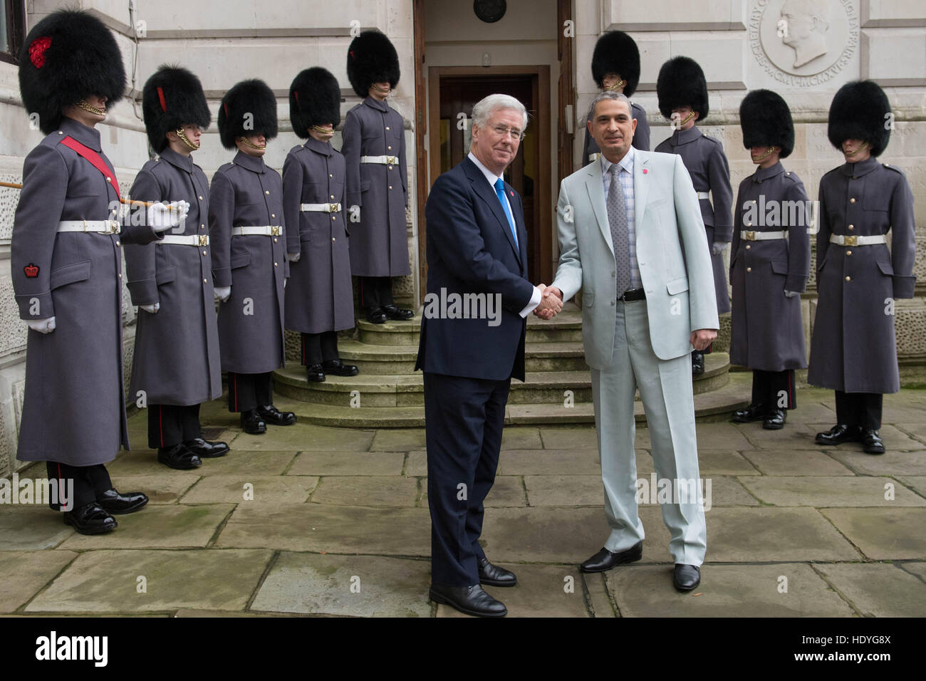 Le Secrétaire à la défense, Sir Michael Fallon (à gauche) accueille l'Général Othman Al-Ghanim en dehors de l'Office des étrangers avant d'un sommet à Londres avec les ministres de la défense de la coalition des pays qui se battent, est également connu comme Daesh, en Iraq et en Syrie. Banque D'Images