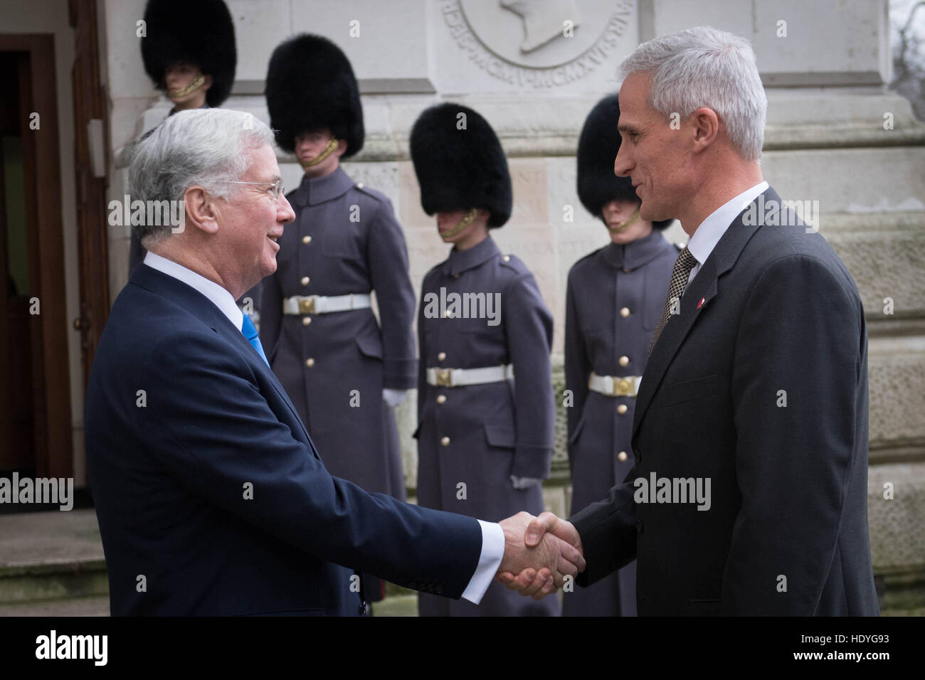 Le Secrétaire à la défense, Sir Michael Fallon (à gauche) accueille Pays-bas' Major General Richard Oppelaar en dehors de l'Office des étrangers avant d'un sommet à Londres avec les ministres de la défense de la coalition des pays qui se battent, est également connu comme Daesh, en Iraq et en Syrie. Banque D'Images
