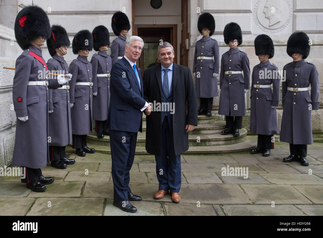 Le Secrétaire à la défense, Sir Michael Fallon (à gauche) accueille la Ministre belge de la Défense, Steven Vandeput l'extérieur de l'Office des étrangers avant d'un sommet à Londres avec les ministres de la défense de la coalition des pays qui se battent, est également connu comme Daesh, en Iraq et en Syrie. Banque D'Images