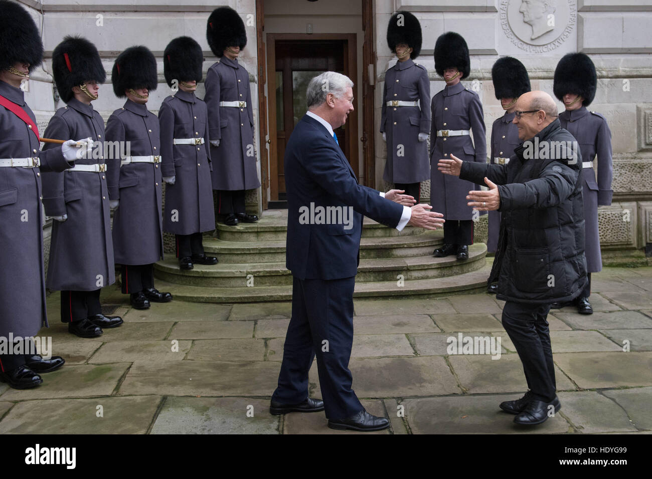 Le Secrétaire à la défense, Sir Michael Fallon (à gauche) accueille le ministre français de la Défense, Jean Yves Le Drian à l'extérieur de l'Office des étrangers avant d'un sommet à Londres avec les ministres de la défense de la coalition des pays qui se battent, est également connu comme Daesh, en Iraq et en Syrie. Banque D'Images