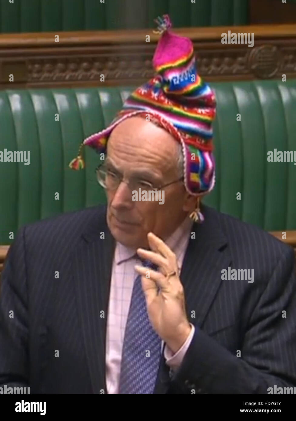 Peter l'os, le député conservateur de Wellingborough, porte un chapeau tout en saluant le travail d'un organisme de bienfaisance local, Crazy chapeaux, à la Chambre des communes, Londres. Banque D'Images