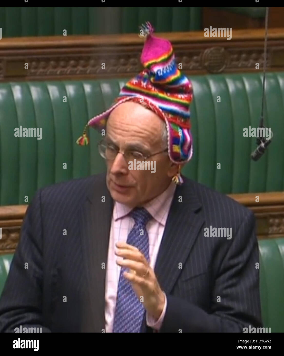 Peter l'os, le député conservateur de Wellingborough, porte un chapeau tout en saluant le travail d'un organisme de bienfaisance local, Crazy chapeaux, à la Chambre des communes, Londres. Banque D'Images