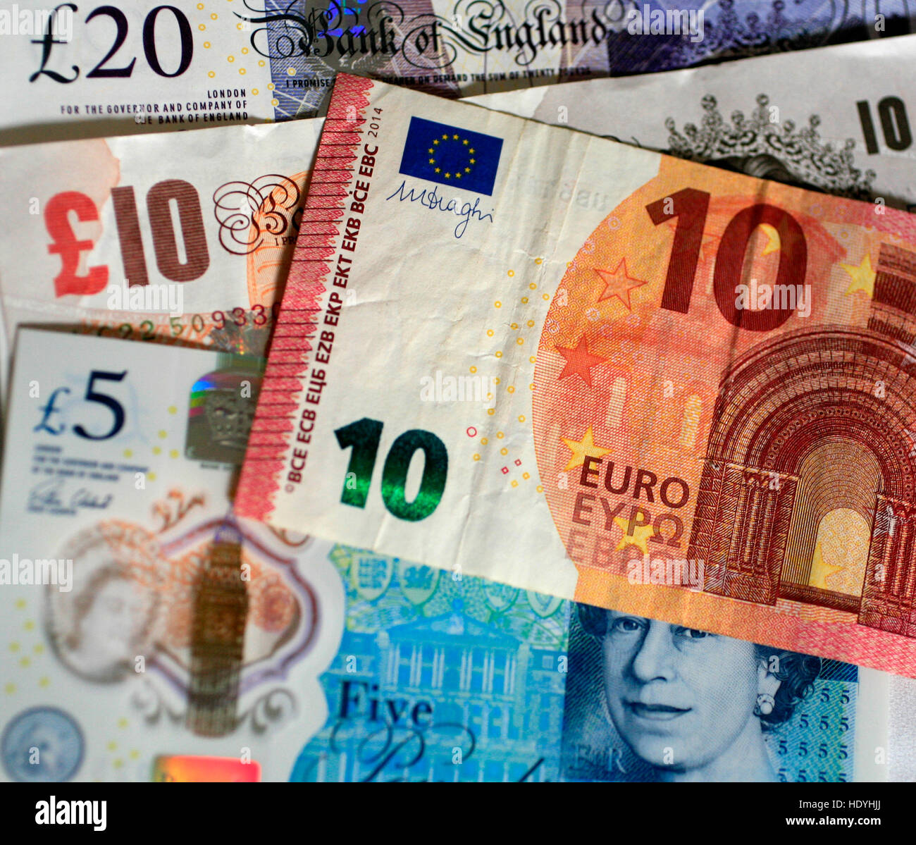 L'argent sterling est vu dans une photographie avec les billets en euro posées dans un studio à Londres, Angleterre le 12 décembre 2016. © Abby Deus Banque D'Images