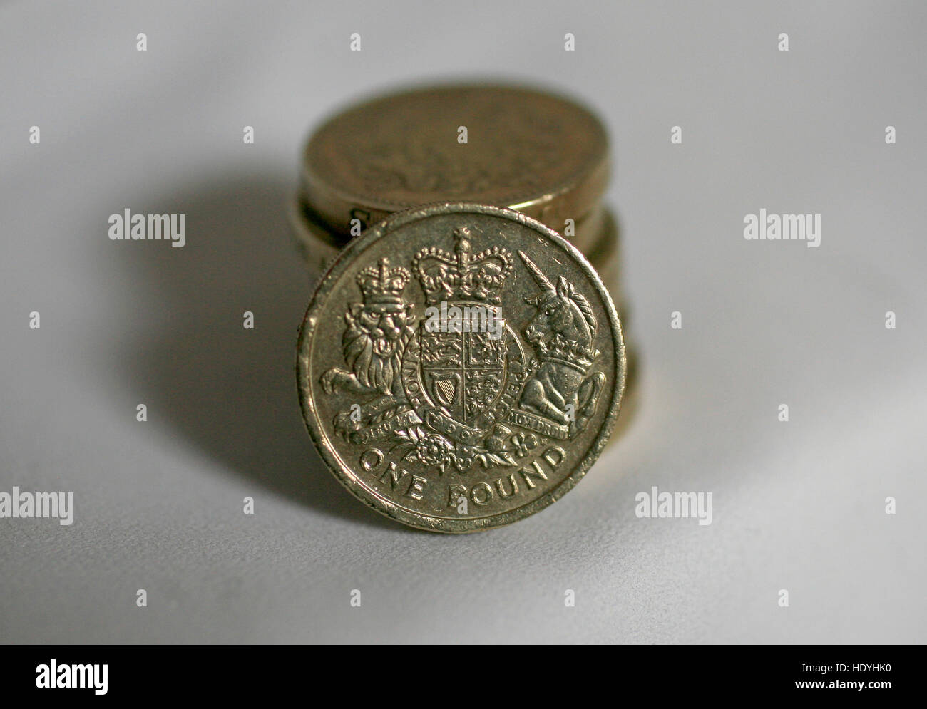 L'argent sterling est vu dans une photographie posée dans un studio à Londres, Angleterre le 12 décembre 2016. © Abby Deus Banque D'Images