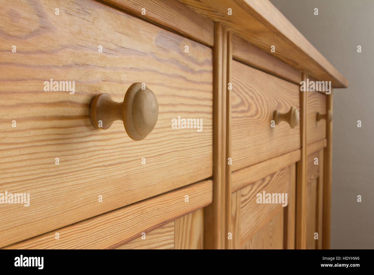 Trois tiroirs d'une poitrine vintage avec boutons ou poignées brun naturel, bois tendre, les vieux meubles en bois, Close up Banque D'Images