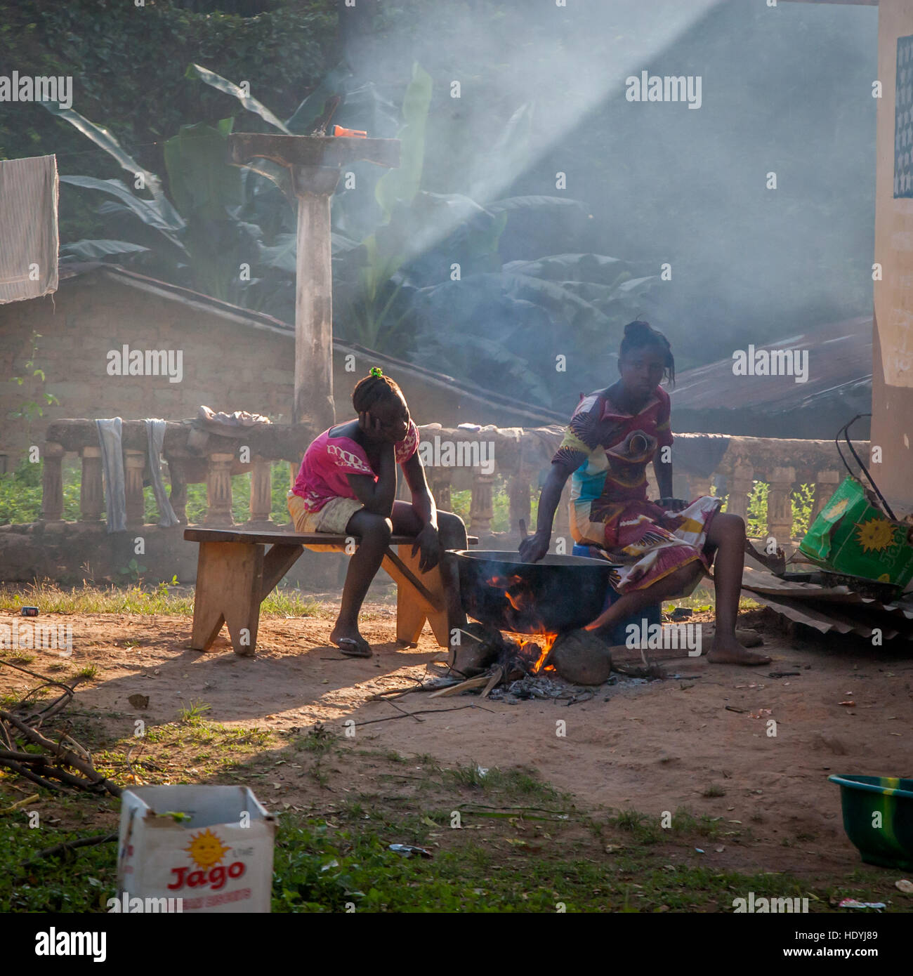 La cuisine en Sierra Leone se fait à l'extérieur dans de grands pots sur un feu ouvert Banque D'Images